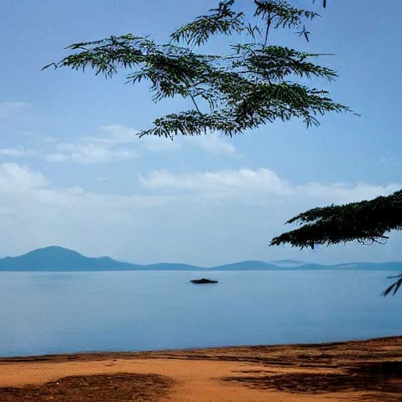 Le lac Tanganyika, Tanzanie : un paysage époustouflant illustrant l'importance des pratiques de sécurité lors d'un voyage dans cette région.
