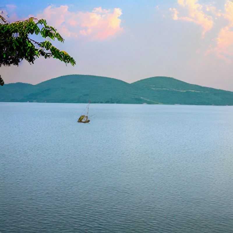 Barques de pêche colorées flottant paisiblement sur le lac Volta, Ghana, sous le soleil d'été - une invitation à la détente et à l'aventure.