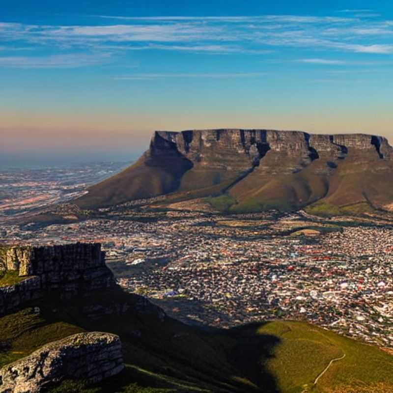 Le Cap en été : Table Mountain, un refuge confortable ou une aventure estivale ?<h3>Musées et cafés cosy : alternatives rafraîchissantes à Table Mountain en été</h3><h3>Table Mountain sous le soleil : aventure ou farniente ? Le dilemme du voyageur estival !</h3><h3>Escapade capsienne : quand la chaleur invite à la découverte culturelle (et à l'ombre !)</h3><h3>L'été à Table Mountain : au-delà des sentiers battus, des rencontres inoubliables</h3><h3>Afrique du Sud estivale : Table Mountain et les trésors cachés de la ville-mère</h3>