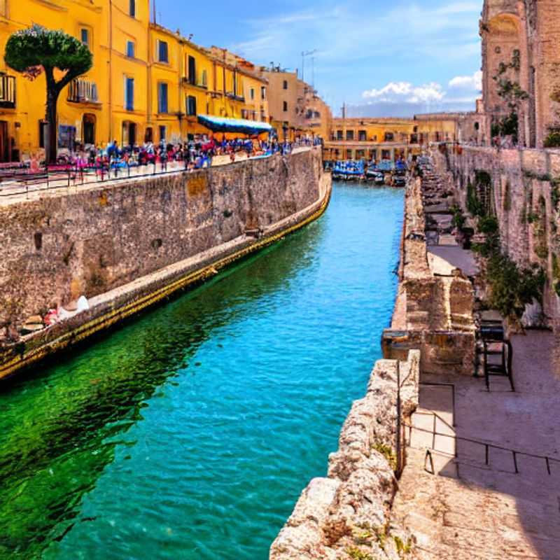 Syracuse au printemps : Échappez aux foules estivales !<h3>Syracuse en avril/mai : Un printemps ensoleillé hors saison !</h3><h3>Moins de monde, plus de charme : Visiter Syracuse au printemps</h3><h3>Printemps à Syracuse : Le secret pour un séjour italien authentique</h3><h3>Sortir des sentiers battus : Syracuse au printemps, une expérience unique</h3><h3>Syracuse, printemps : Soleil, douceur et sérénité loin de la foule</h3><h3>Vacances de printemps à Syracuse : Découvrez la beauté paisible de la Sicile</h3>