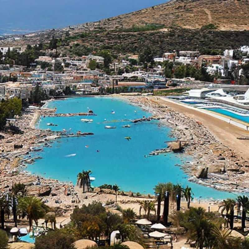 Deux jeunes profitant du soleil printanier et de l'atmosphère animée de Limassol, Chypre, pendant leurs vacances de printemps sur la promenade de la ville.