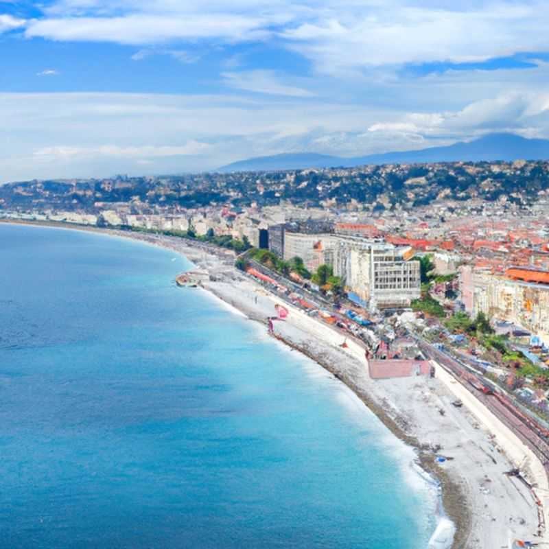 Dois casais aproveitando a beleza encantadora de Nice, França, durante uma escapada de inverno de 3 semanas, explorando a Promenade des Anglais à beira-mar e as charmosas ruas da cidade velha.