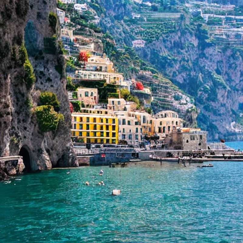 Vue panoramique de la côte Amalfitaine scintillante sous le soleil d'été, une destination de luxe italienne incontournable.