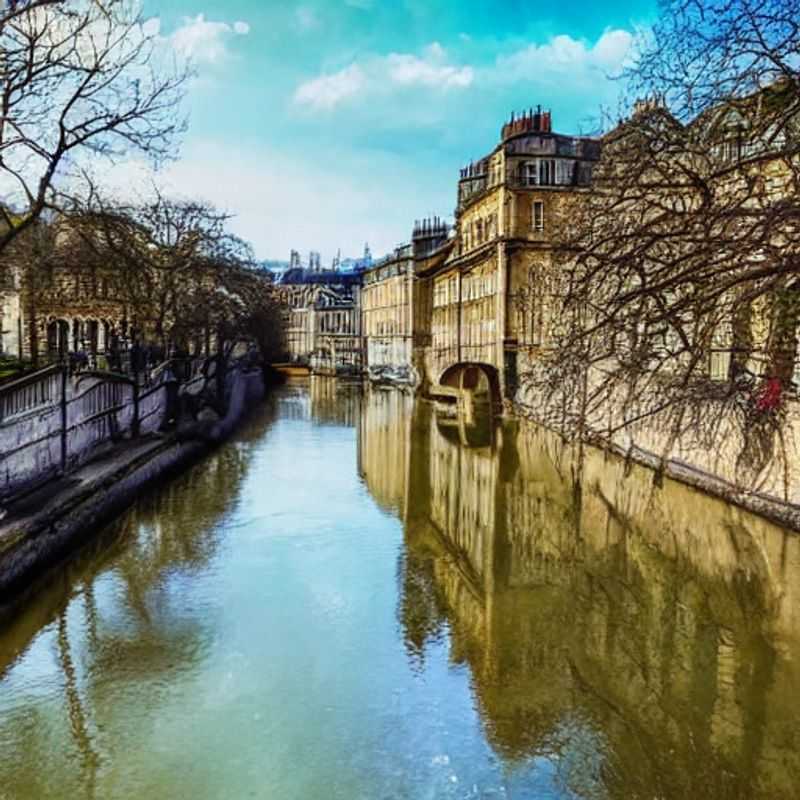 Les élégantes Thermes de Bath, baignées par la douce lumière estivale, une destination de choix pour des vacances de luxe inoubliables au Royaume-Uni.