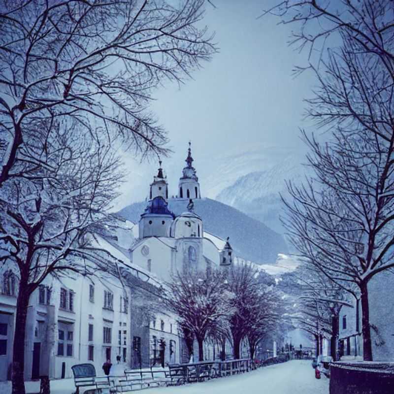 Absolutamente! Dos copas de champán burbujeando con la promesa de un verano lujoso en Salzburgo, Austria, con la imponente fortaleza de Hohensalzburg elevándose como un testigo silencioso de elegancia y opulencia. ¿Listo para descubrir por qué Salzburgo es el destino perfecto para unas vacaciones de lujo inolvidables?