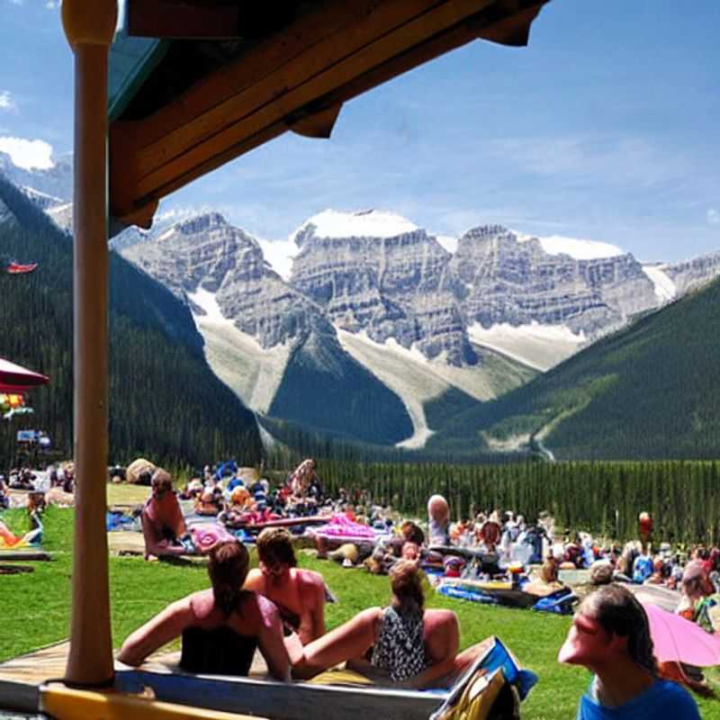 Dos personas contemplando el lago Louise, turquesa y brillante, en primavera, con las majestuosas montañas rocosas de Banff al fondo. Un paraíso canadiense para las vacaciones de primavera.