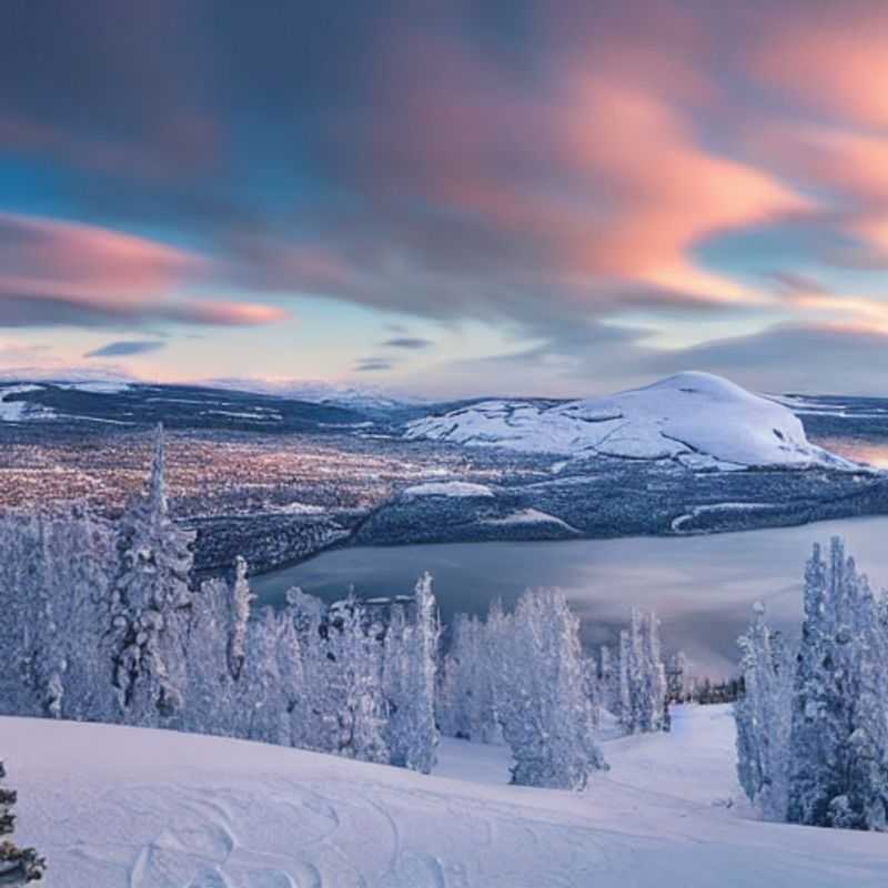 Casal aproveitando o sol da primavera em Trysil, Noruega, com montanhas cobertas de neve ao fundo. Aventura e diversão garantidas durante as férias da primavera!