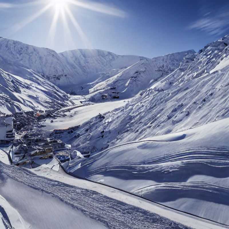 Dois esquiadores descendo as encantadoras pistas nevadas em Obergurgl, Áustria, em uma ensolarada tarde de primavera durante as férias de primavera.