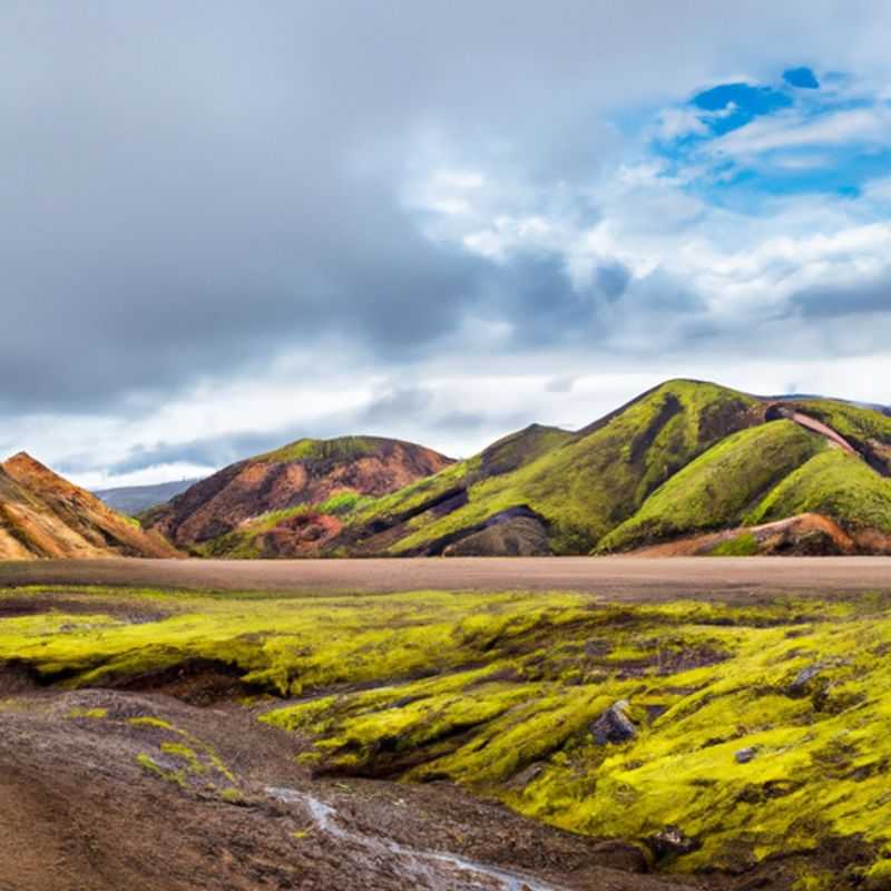 Um viajante solitário caminha pela deslumbrante Trilha Laugavegur, na Islândia, durante o outono, rodeado por paisagens de tirar o fôlego e cores vibrantes da estação.