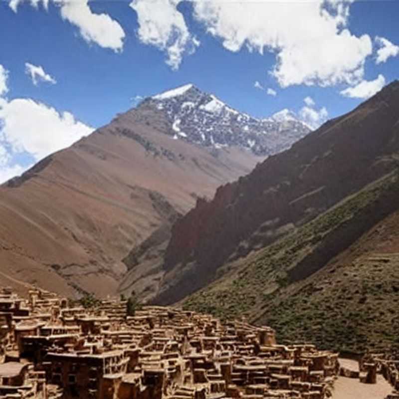 Le majestueux Mont Toubkal sous le soleil estival marocain.