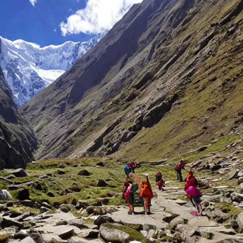 Le Trek du Salkantay au Pérou, sentiers de montagne verdoyants au printemps.