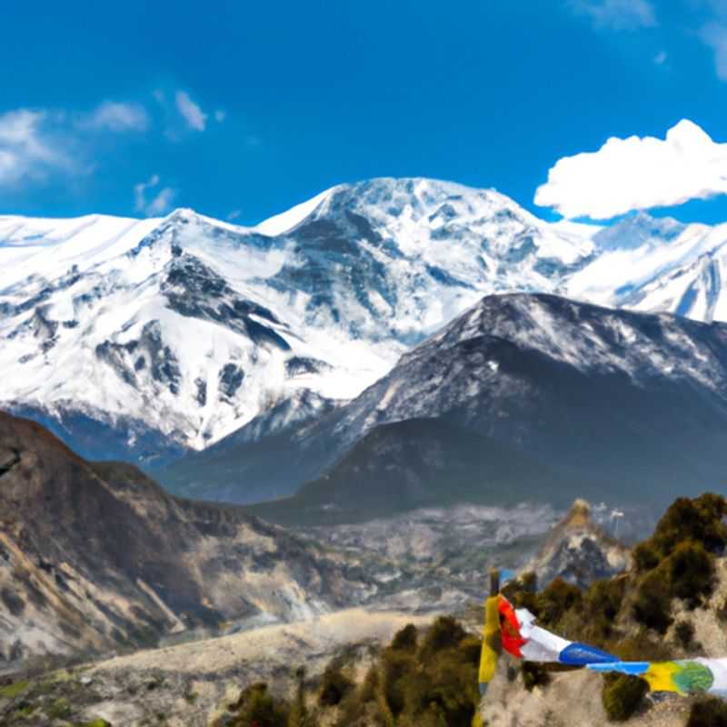 Quatre randonneurs gravissent les pentes enneigées du circuit de l'Annapurna au Népal, profitant de vues panoramiques à couper le souffle lors de leur excursion printanière de 24 heures.