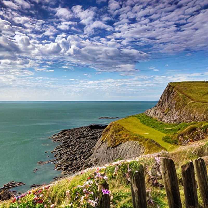¿Es el sendero de la costa de Pembrokeshire, Gales, ideal para tus vacaciones de primavera? Un festín cultural e histórico te espera.<h3>Primavera en Pembrokeshire: Aventuras costeras y un crisol de culturas (¡con datos para tu GPS!)</h3><h3>Senderismo, Historia y Humanidad: Descubriendo la magia de Pembrokeshire en primavera.</h3><h3>Más allá de las olas: Un viaje a través del tiempo y la cultura en el sendero de Pembrokeshire.</h3><h3>Pembrokeshire en primavera: ¿Aventura costera o escapada cultural? ¡Por qué no ambas!</h3>