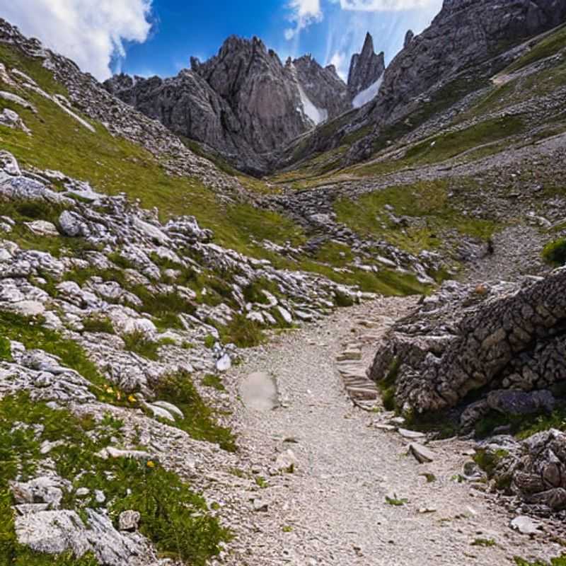 Pyrénées Haute Route : L'été, le soleil et des jours plus longs pour explorer !<h3>Road Trip estival dans les Pyrénées : France & Espagne, une aventure à taille humaine ?</h3><h3>Sous le soleil des Pyrénées : Un été au rythme de la Haute Route (France & Espagne)</h3><h3>Haute Route des Pyrénées : L'épopée estivale, entre défis sportifs et rencontres humaines</h3><h3>Vacances d'été dans les Pyrénées : La Haute Route, un itinéraire pour les aventuriers du cœur et de l'esprit ?</h3><h3>Jours plus longs, aventures plus grandes : Explorer la Haute Route des Pyrénées en été</h3>
