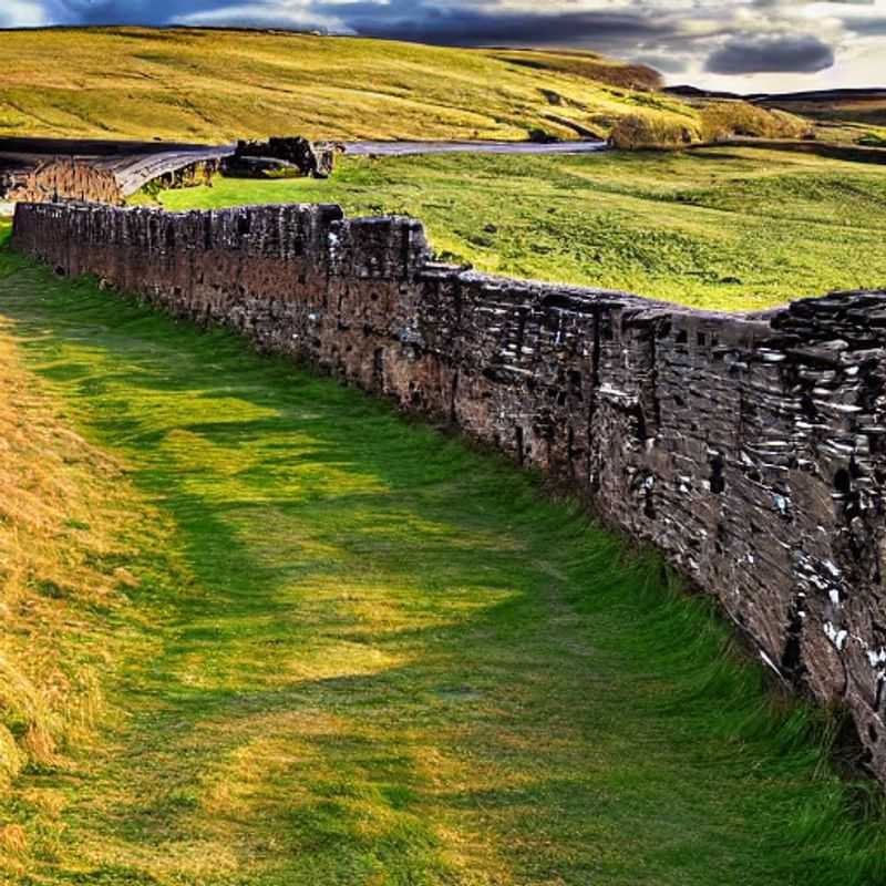 Le sentier du Mur d'Hadrien, un chemin de randonnée ensoleillé en été au Royaume-Uni.