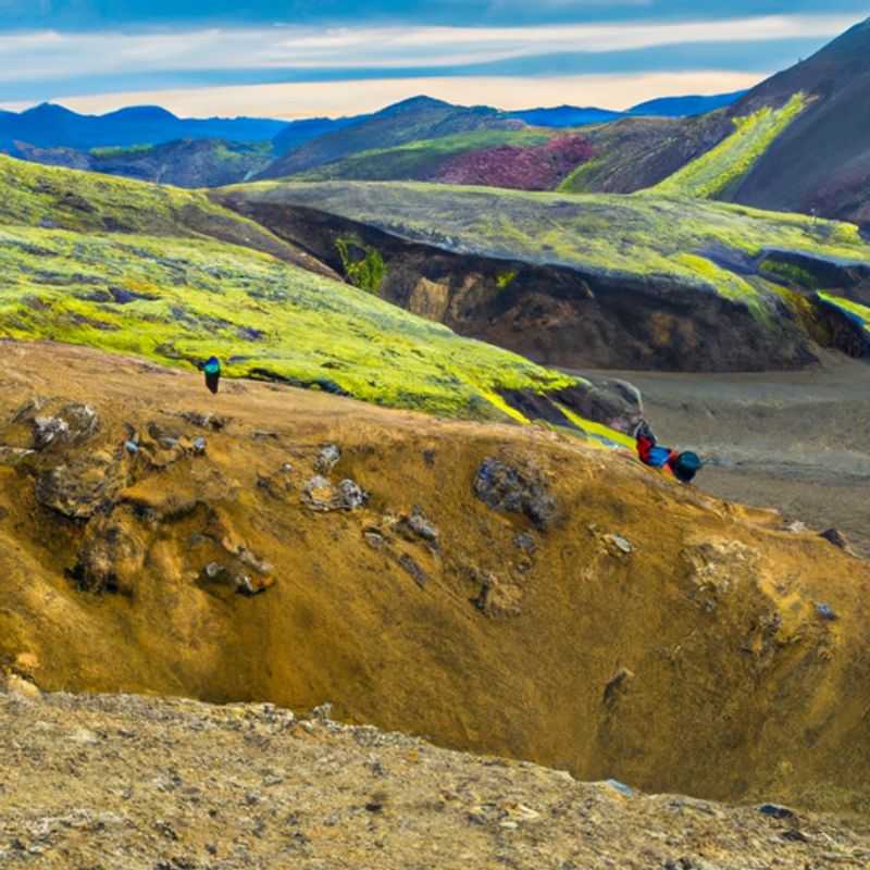 Quatre nomades numériques contemplent la beauté saisissante de Laugavegur et Fimmvörðuháls, en Islande, lors de leur escapade automnale de quatre jours.