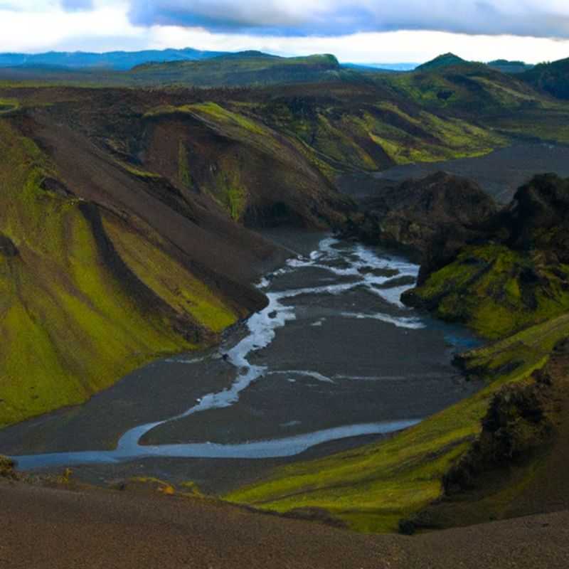 Visite des chutes de Skógafoss lors de la randonnée de Laugavegur et de Fimmvörðuháls au printemps en Islande