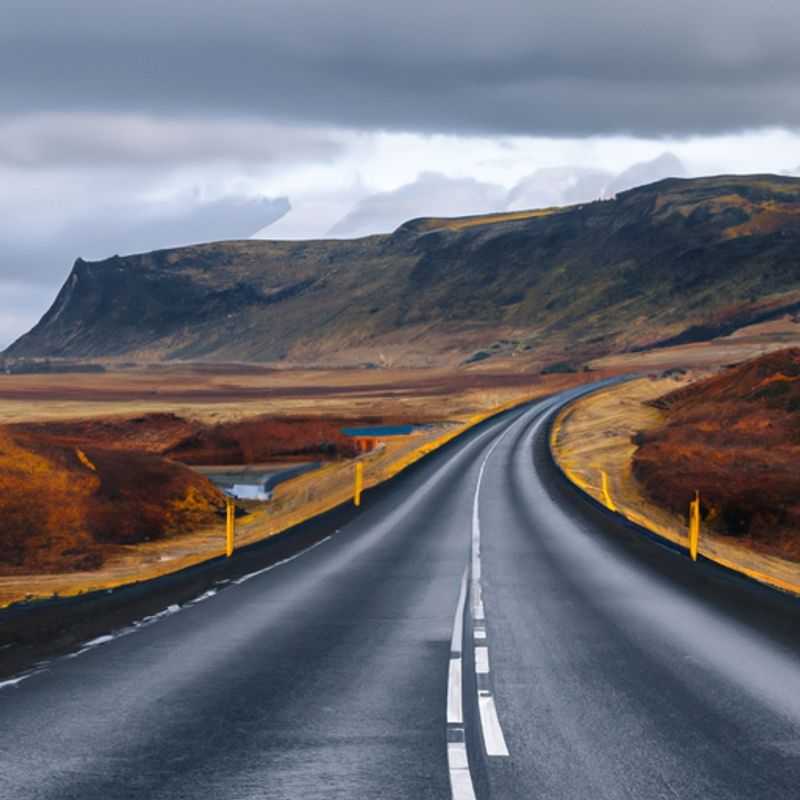 Cuatro viajeros recorriendo la pintoresca carretera de circunvalación de Islandia, rodeados del vibrante follaje otoñal que pinta el paisaje de tonos dorados y escarlata, mientras se embarcan en una aventura de 5 días para descubrir las maravillas naturales de la isla.