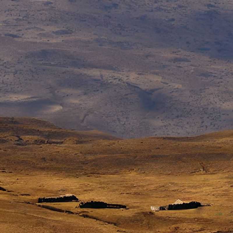 Majestuosas montañas Simien, Etiopía, elevándose bajo el sol de verano. ¿Son el destino perfecto para tus vacaciones? Descúbrelo en nuestra guía.