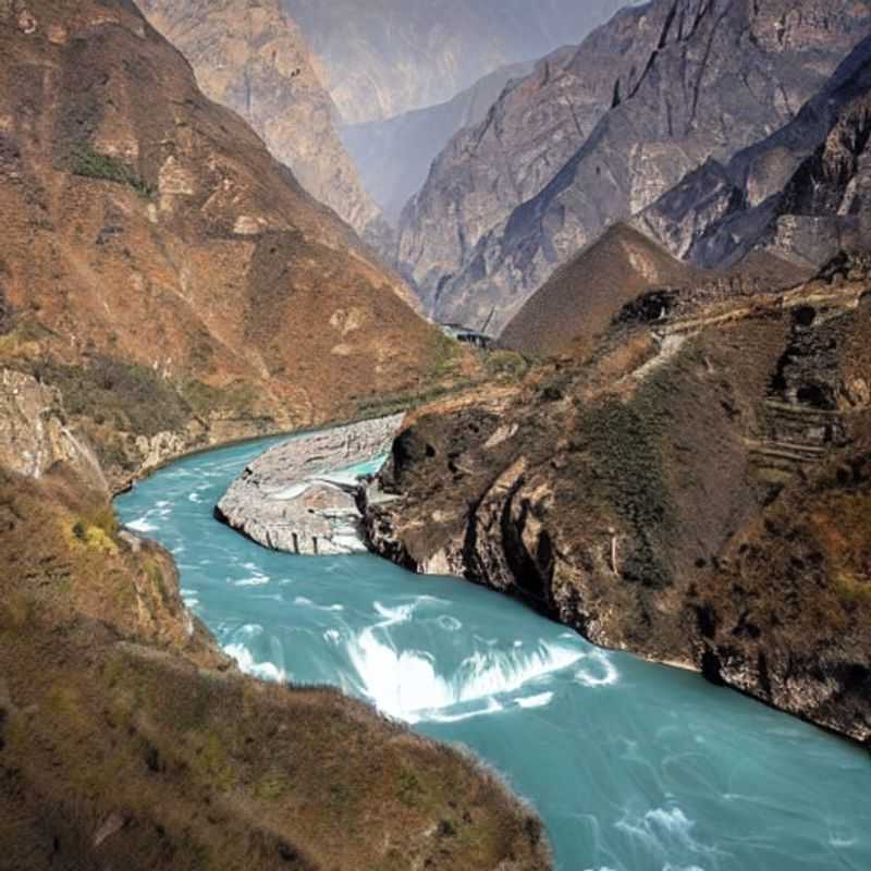 Dos personas admirando la impresionante belleza del cañón Tiger Leaping Gorge en China, un destino perfecto para unas vacaciones de verano por su impresionante paisaje natural.