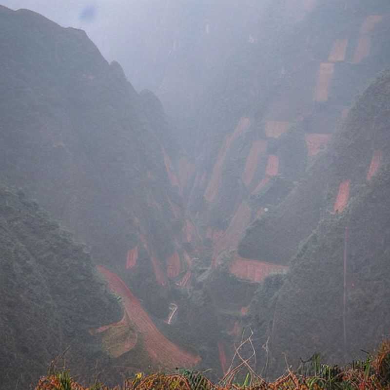 Vue panoramique du spectaculaire Ha Giang Loop au Vietnam, une aventure estivale inoubliable sous le soleil.