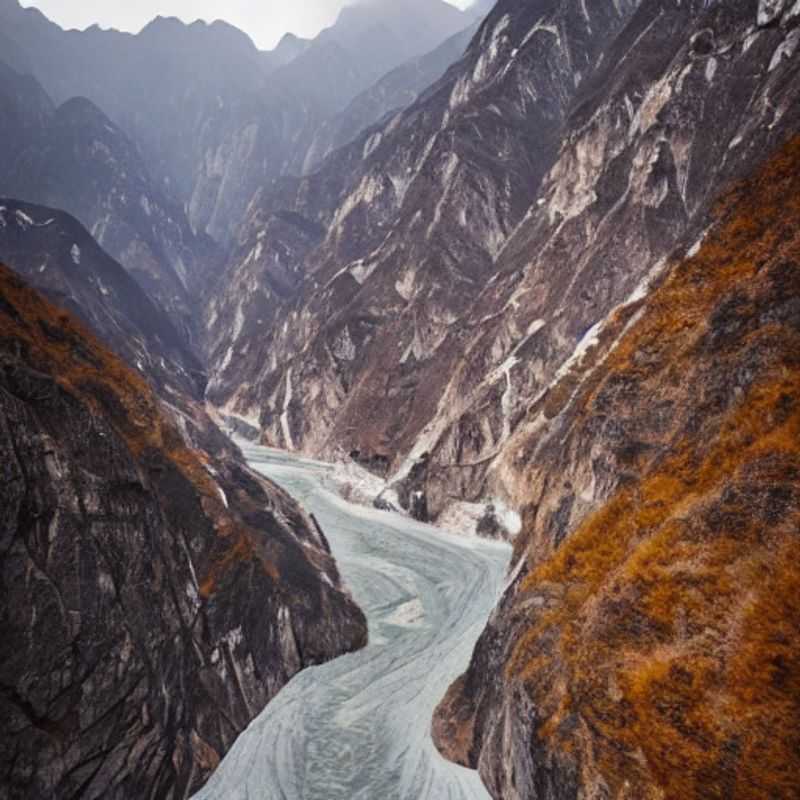 Impresionante vista del Desfiladero del Salto del Tigre, China, con su exuberante vegetación, demostrando que es un destino aventurero incluso en verano.